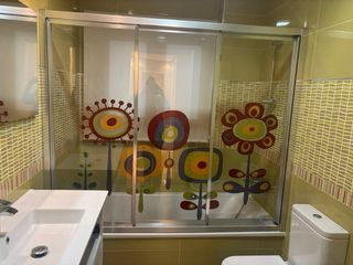 Conjunto bañera, mampara y grifo