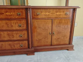 Mueble de salón con espejo