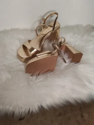 Sandalias doradas plataforma