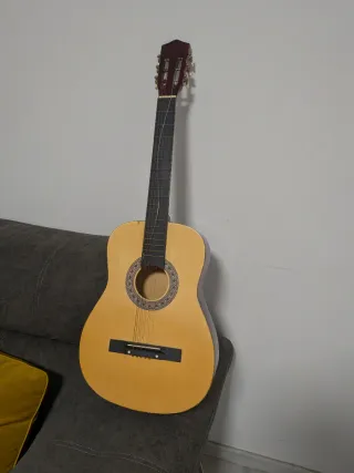 Guitarra Clásica, tiene una cuerda rota