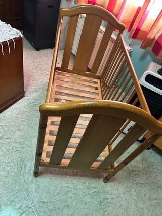 Cuna de madera para bebé