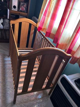 Cuna de madera para bebé