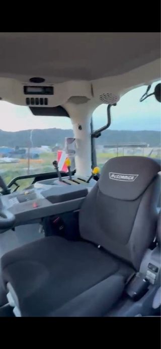 Tractor McCormick con pala