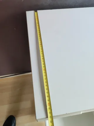 Escritorio blanco con cajones