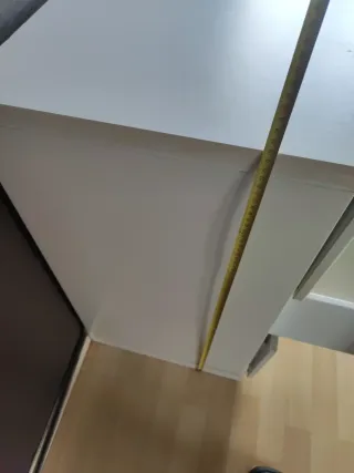 Escritorio blanco con cajones