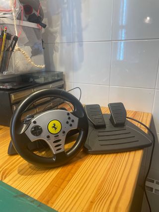 Volante Ferrari Thrustmaster con pedales