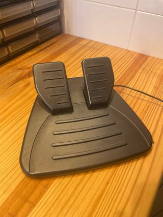 Volante Ferrari Thrustmaster con pedales