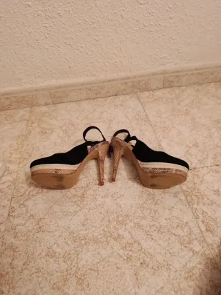 Zapatos de tacón negros y serpiente HOY SOLO 15€