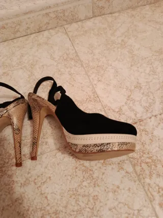 Zapatos de tacón negros y serpiente HOY SOLO 15€