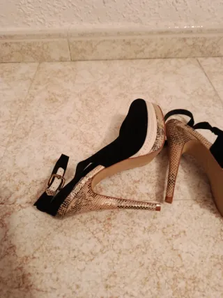 Zapatos de tacón negros y serpiente HOY SOLO 15€