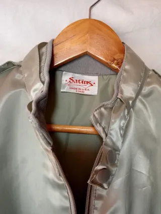 Chaqueta fina verde caqui para hombre.