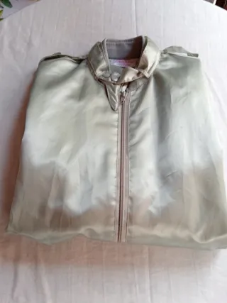 Chaqueta fina verde caqui para hombre.