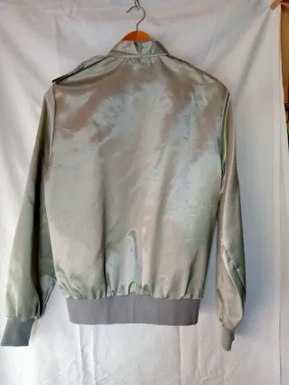 Chaqueta fina verde caqui para hombre.