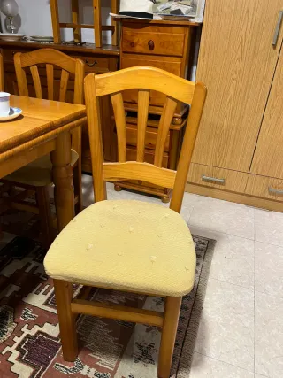 Mesa y 4 sillas de madera