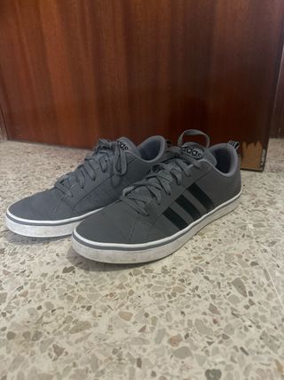 Zapatillas Adidas Grises y Blancas