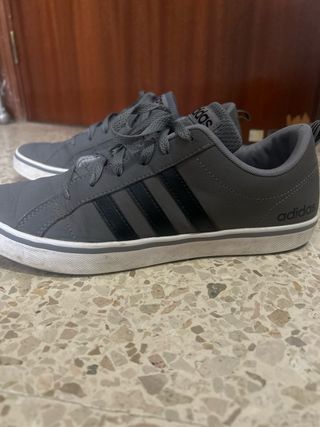 Zapatillas Adidas Grises y Blancas