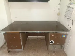 Escritorio de oficina marrón y plateado