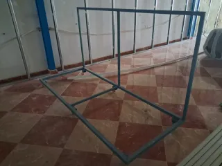 Estructura metálica con ruedas