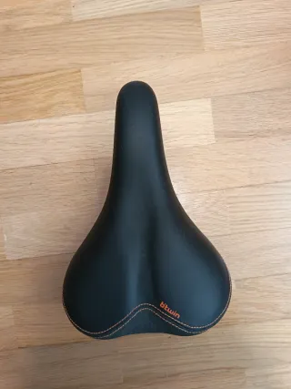 Sillín de bicicleta negro y naranja