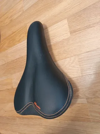 Sillín de bicicleta negro y naranja