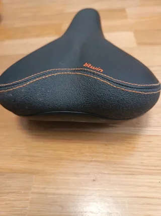 Sillín de bicicleta negro y naranja