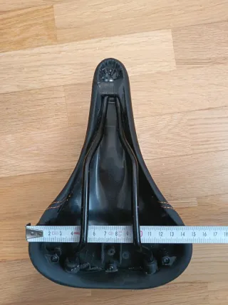 Sillín de bicicleta negro y naranja