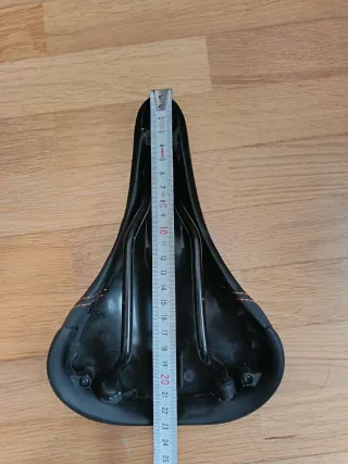 Sillín de bicicleta negro y naranja