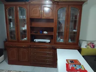 Mueble de comedor de madera y cristal