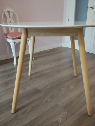 Mesa  Maison du Monde madera blanca y haya