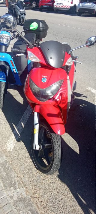 Piaggio 125 cc Roja Scooter Automática