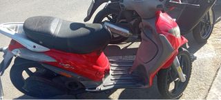 Piaggio 125 cc Roja Scooter Automática