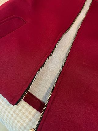 Chaqueta de neopreno burdeos con capucha