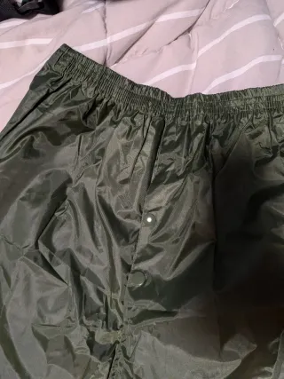 Chubasquero y pantalón verde M