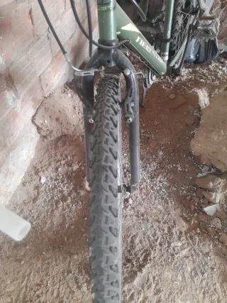 Bicicleta de montaña verde