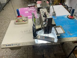 Máquina industrial Brother con placa de botones