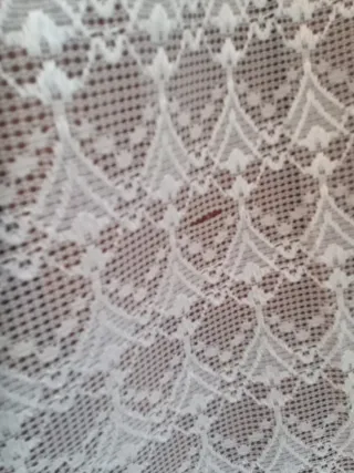 Cortina de encaje blanca y gris