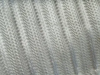 Cortina de encaje blanca y gris