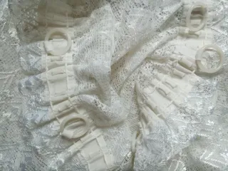 Cortina de encaje blanca y gris