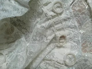 Cortina de encaje blanca y gris