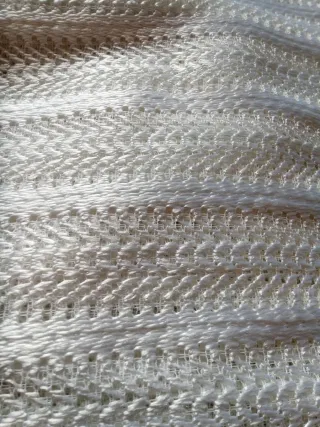 Cortina de encaje blanca y gris