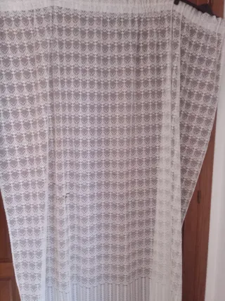 Cortina de encaje blanca y gris