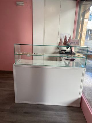 Mostrador con vitrina de cristal y madera