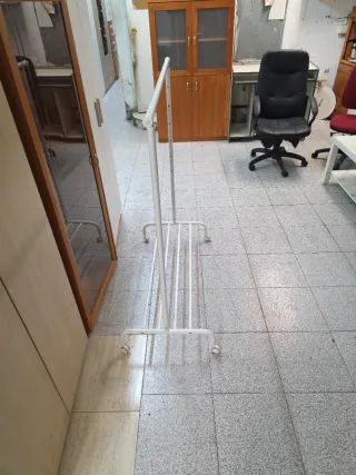 Perchero Metálico y Madera Blanco