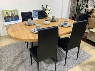 Mesa extensible madera y 4 sillas polipiel