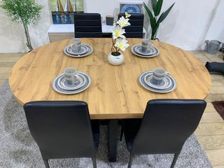 Mesa extensible madera y 4 sillas polipiel