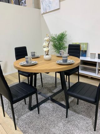 Mesa extensible madera y 4 sillas polipiel