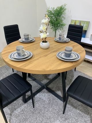 Mesa extensible madera y 4 sillas polipiel