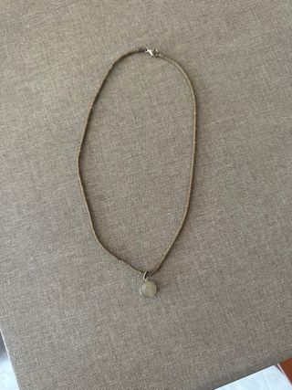 Collar piedra beige plata, tiene poco uso