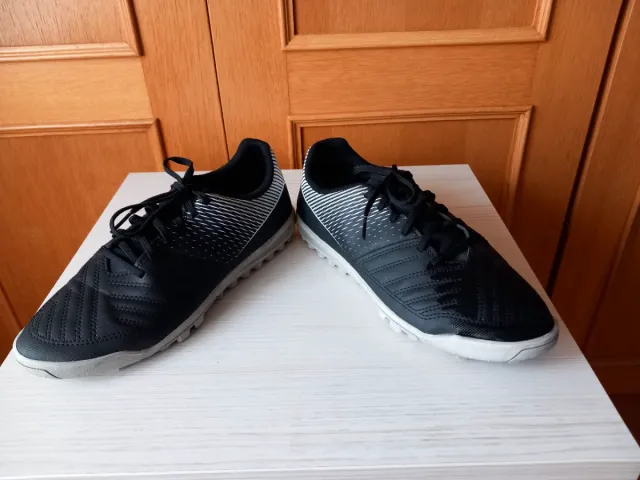 Botas de fútbol Kipsta negras y grises
