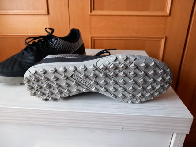 Botas de fútbol Kipsta negras y grises